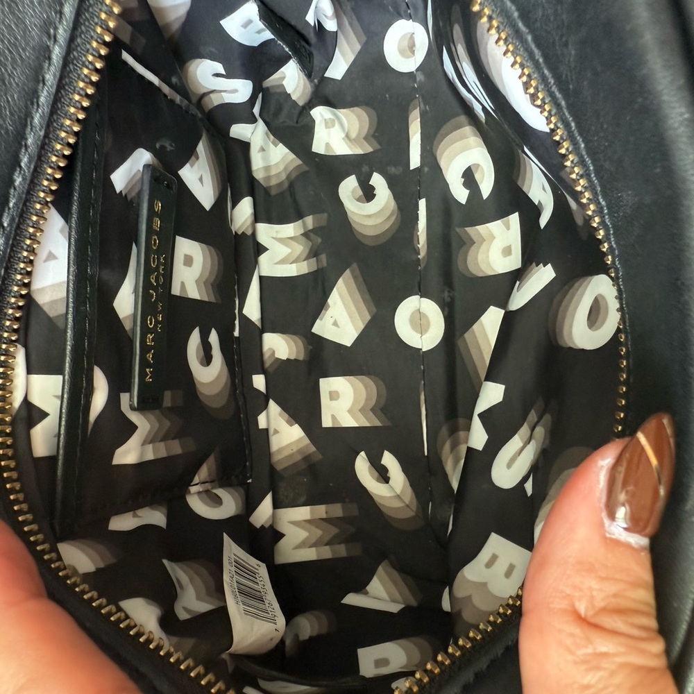 Marc Jacobs Black and Cream Logo Crossbody - Picture 7 of 9